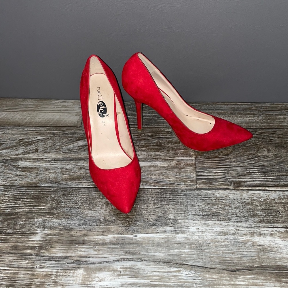 Never worn red pointed pump